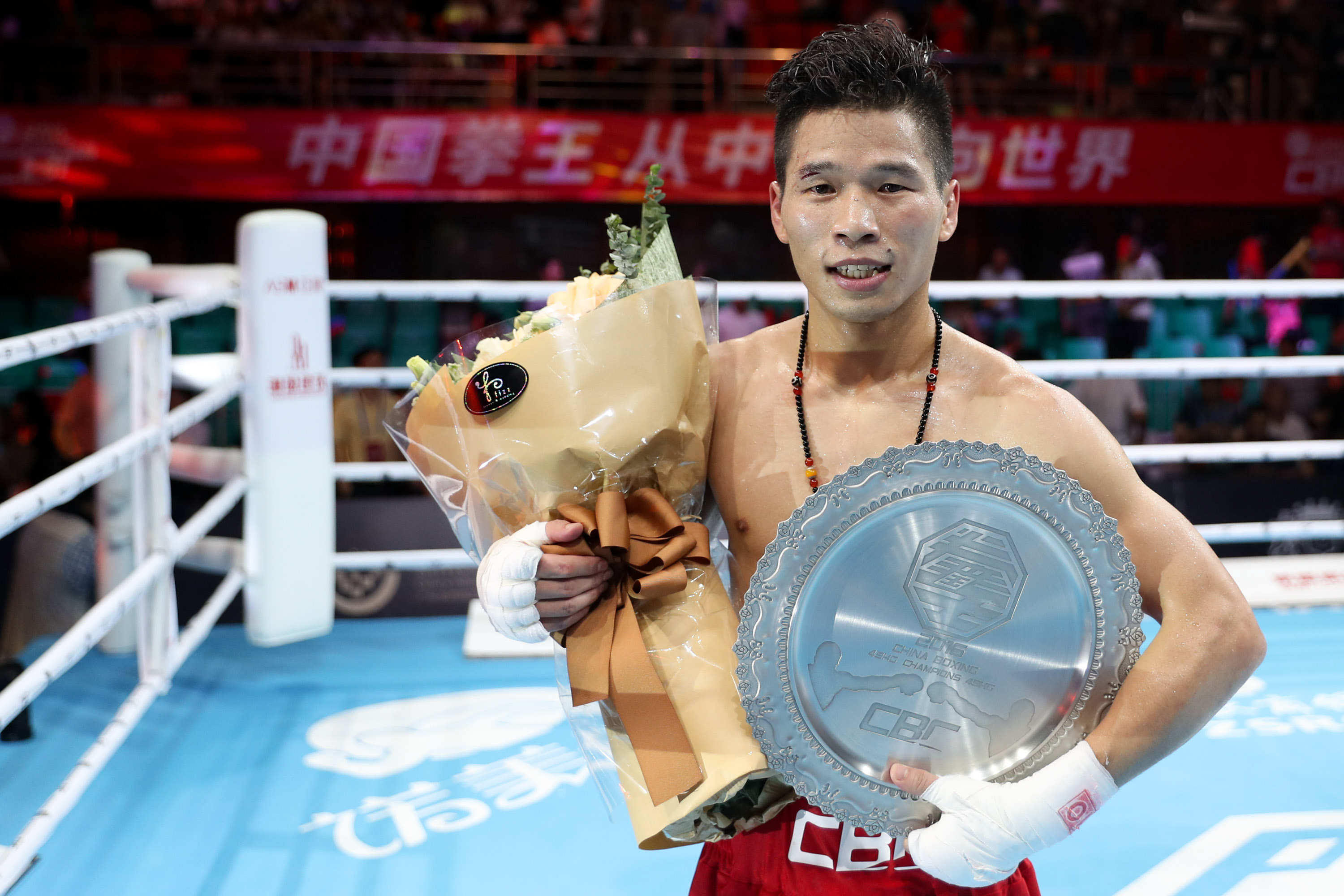 搏击选手凭借实力战胜对手,荣膺冠军 搏击选手凭借实力战胜对手,荣膺冠军