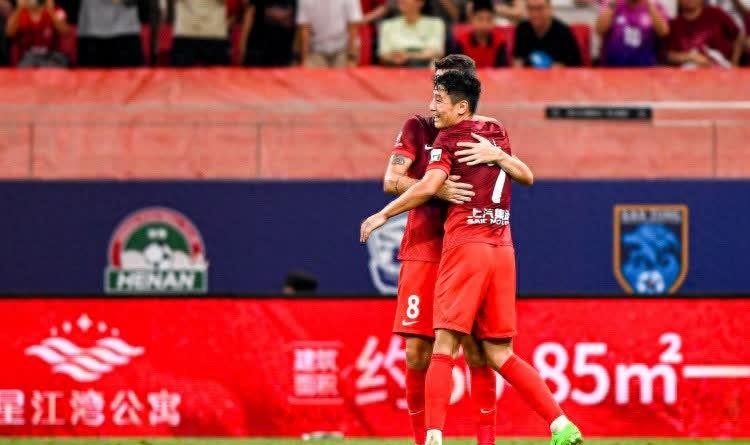 足球赛事中突如其来意外情况 足球赛事中突如其来意外情况