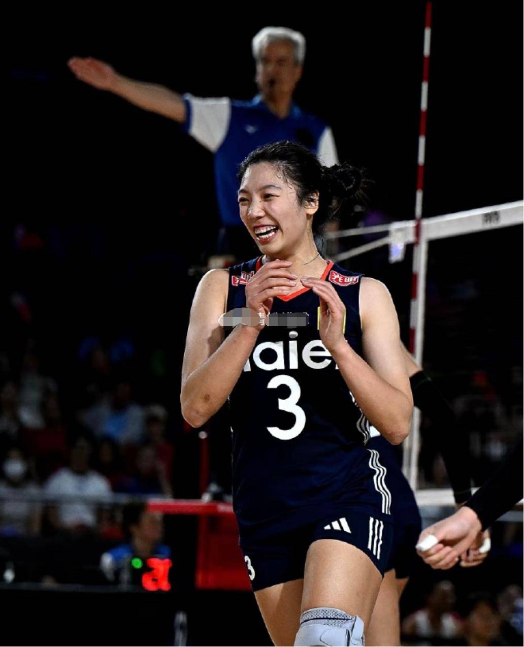 一场备受关注的比赛中，运动员迎来了大胜