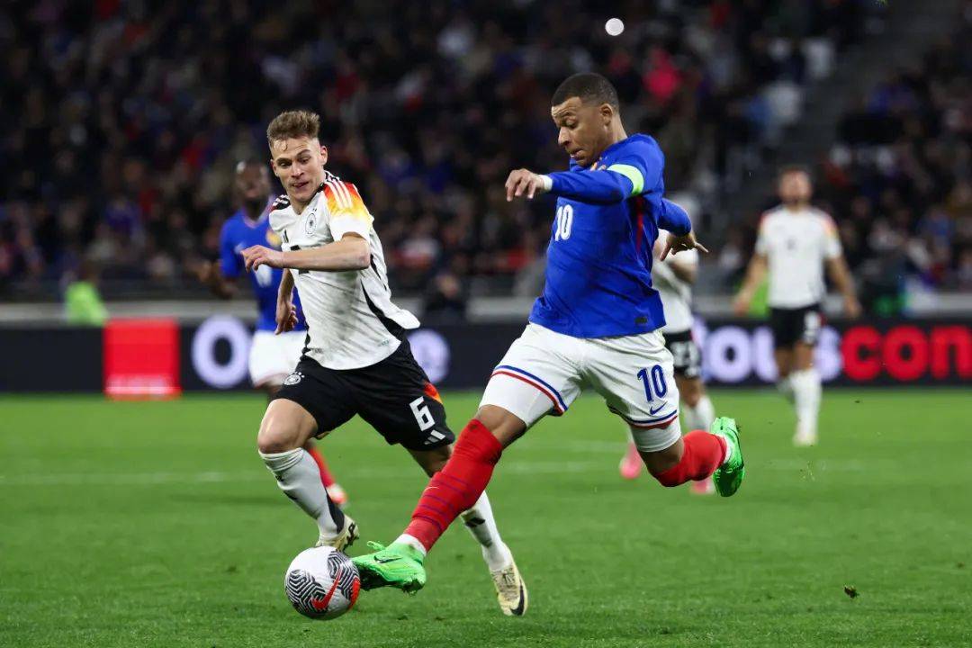 包含欧国联决赛战况激烈,球迷尽情欢呼的词条 包含欧国联决赛战况激烈,球迷尽情欢呼的词条