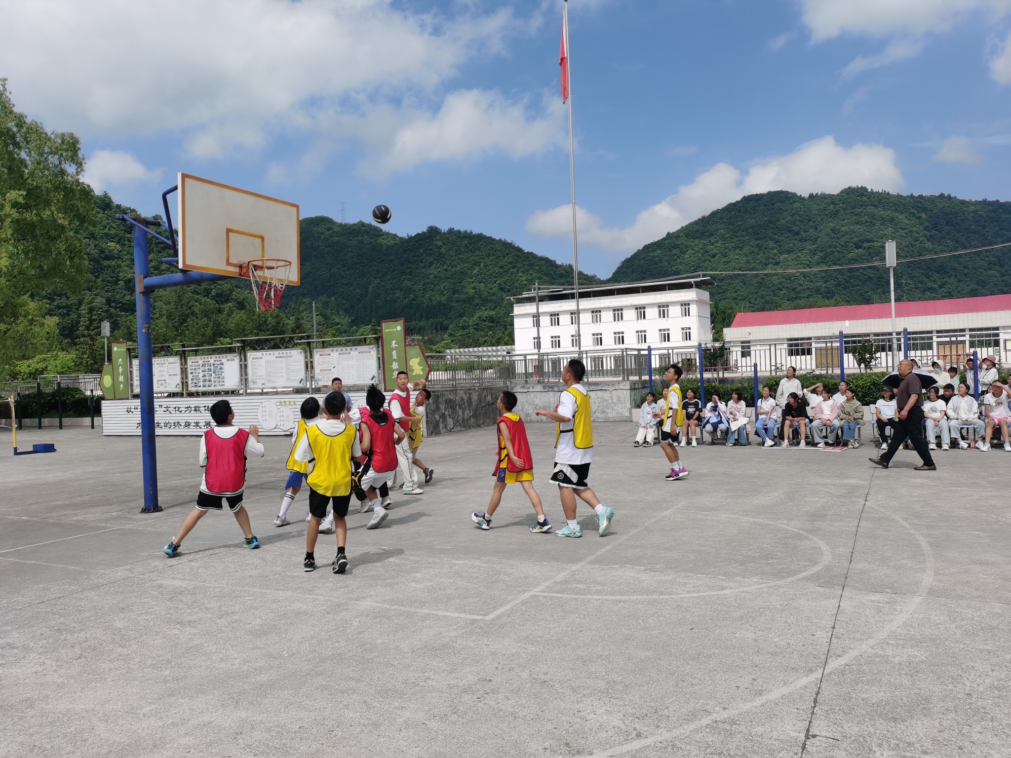 雷火电竞充值-热情的篮球赛场引发阵阵掌声