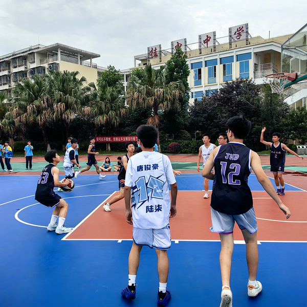 热情的篮球赛场引发阵阵掌声 热情的篮球赛场引发阵阵掌声