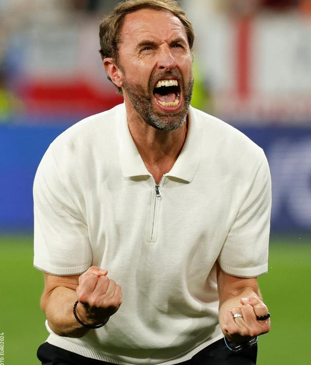 乌克兰队逆转胜利,成功晋级小组赛 乌克兰队逆转胜利,成功晋级小组赛