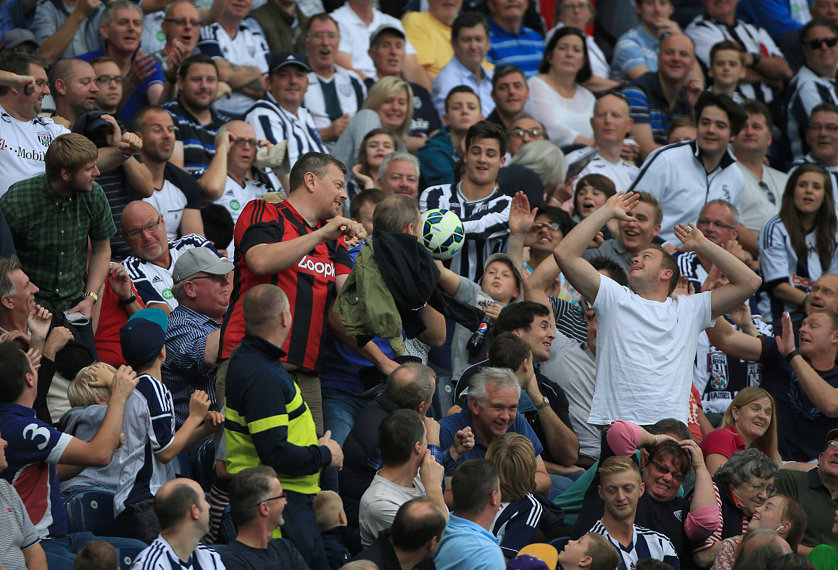 情绪高涨！欧预赛激烈比赛引发球迷狂欢